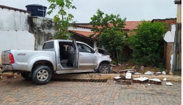 Homem é preso por dirigir embriagado após bater carro em muro em Palmas de Monte Alto