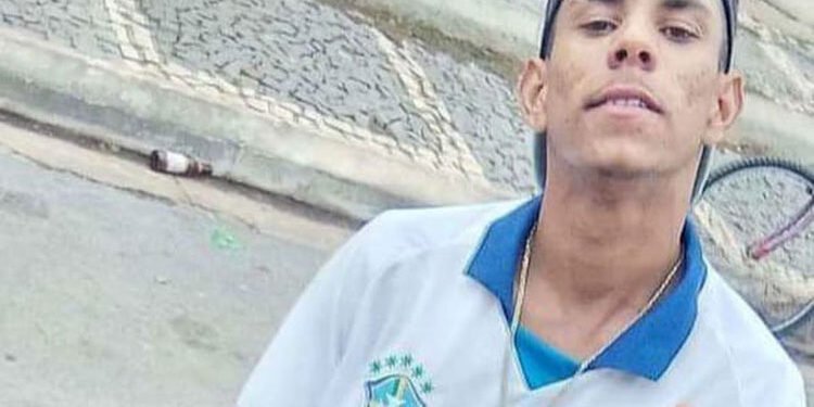 Jovem de 22 anos é morto a tiros na frente de bar no oeste da Bahia