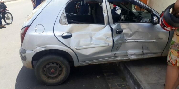 Três pessoas ficam feridas em colisão entre carro e moto no bairro Bela Vista em Guanambi