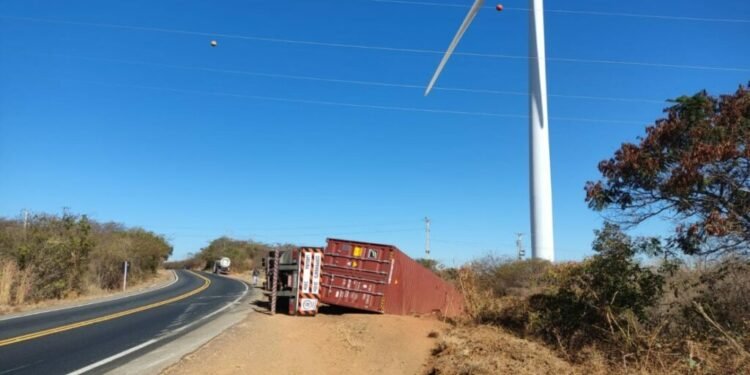 Motorista tomba carreta para evitar colisão na BR-030 em Guanambi