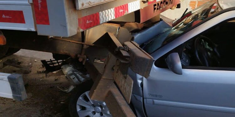Veículo de passeio fica destruído após colidir com caminhão baú em Guanambi