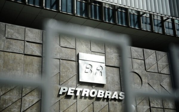 Petrobras anuncia redução de R$ 0,15 do preço da gasolina