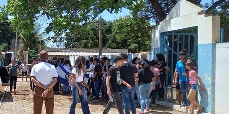 Cadeirante morta por colega em ataque a escola é sepultada sob comoção em Barreiras
