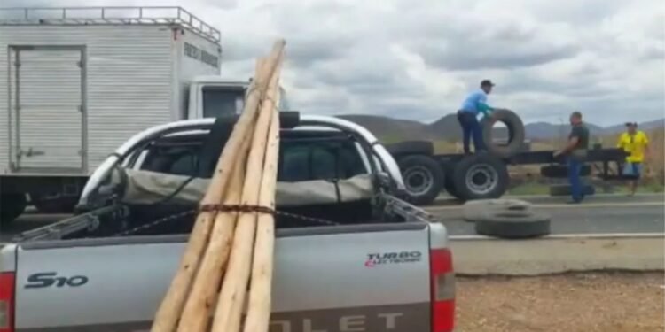 BR-030 teve bloqueio de bolsonaristas em Guanambi