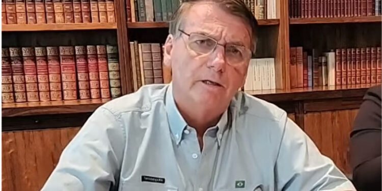 Bolsonaro critica depredações e invasões em Brasília e repudia acusações de Lula