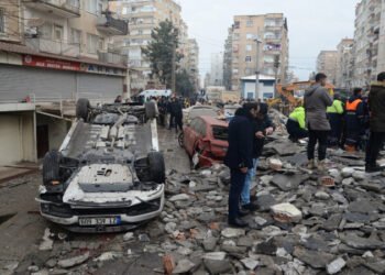 Terremoto de magnitude 7,8 deixa mais de 1.500 mortos na Turquia e na Síria