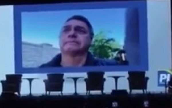 Bolsonaro pede a partidários que deixem ego para trás e se emociona ao falar da família