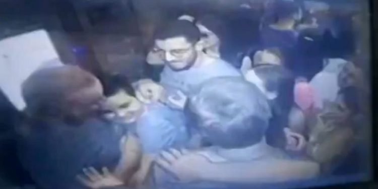 Elevador com 11 pessoas cai em Maceió e deixa três feridos