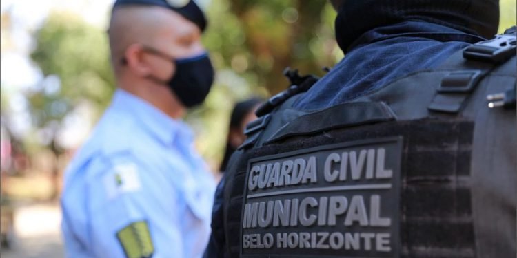 Mulher é resgatada de cárcere privado após enviar pedido de socorro para professora do filho em BH
