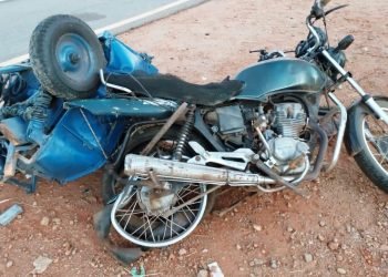 Idoso morre em acidente envolvendo carro e moto na BR-122 entre Pilões e Pindaí