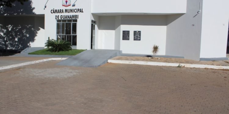 Vereadores pedem apuração de denúncia de venda de água com recurso público em Guanambi