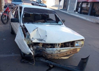 Menor de idade colide carro em poste no centro de Palmas de Monte Alto