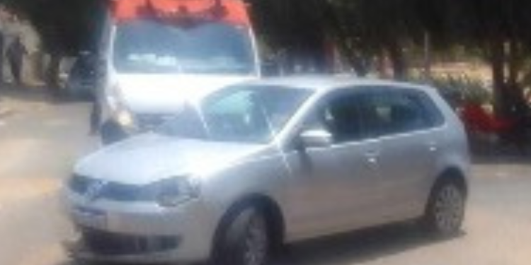 Agente de trânsito e filha ficam feridos em colisão entre carro e moto, em Guanambi