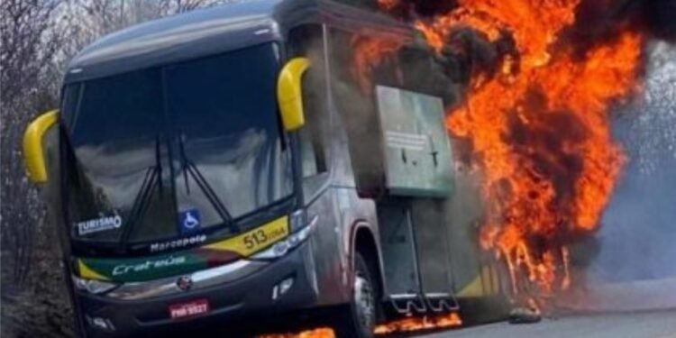 Resgate de Urgência | ônibus com membros da banda do cantor Matheus Fernandes pega fogo na BR-116