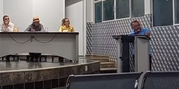 Sebastião Laranjeiras: Secretário de Agricultura Valdeir Martins alerta aos vereadores sobre a quantidade de água do lajedo para abastecer a população.