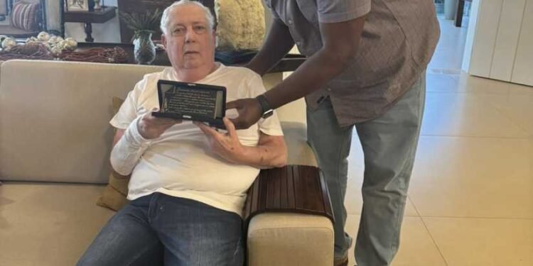 Lucas Batista entrega homenagem ao ex-governador e ex-prefeito de Guanambi Nilo Coelho