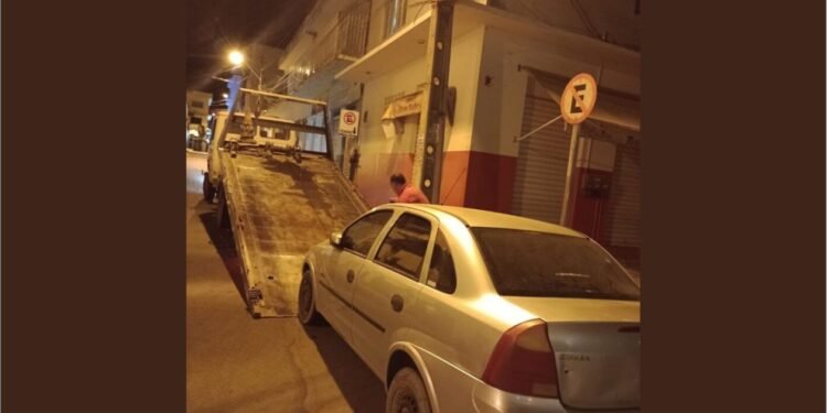 SMtran de Guanambi remove carro estacionado há mais de 3 dias sinalizado