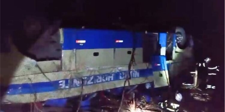 Duas pessoas morreram após ônibus cair em ribanceira na BR-030, entre Guanambi e Caetité
