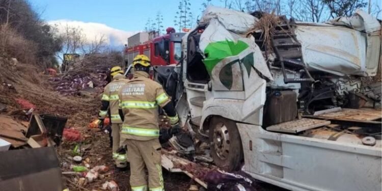 Tragédia na BR-251 | motorista de 45 anos morre em capotamento de carreta no Norte de Minas Geais