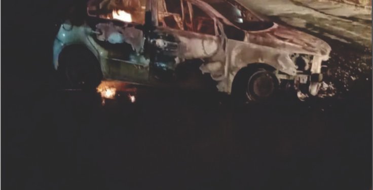 Vídeo: Carro pega fogo em frente ao campus da Uneb em Guanambi