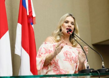 Ivana Bastos faz história e assume presidência da ALBA após 190 anos.