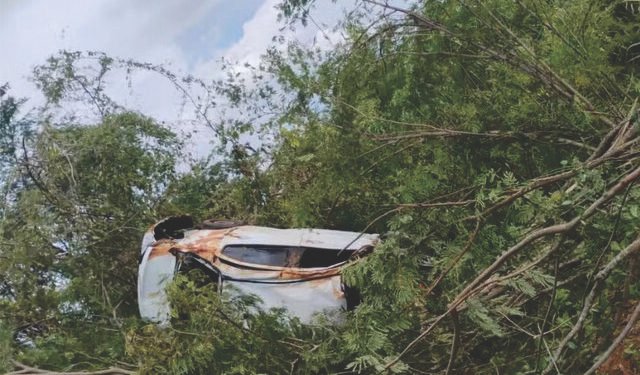 Tragédia no Norte de Minas | mulher de 36 anos morre após carro capotar e sair da pista na MGT-401