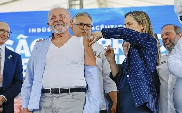 Presidente Lula se vacina no primeiro dia de campanha contra a influenza