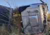 Carreta tomba na BR-122, em Guanambi, após motorista desviar de ultrapassagem perigosa