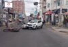 Acidente entre carro e moto no Centro de Guanambi deixa motociclista com lesão na perna