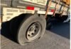 Guanambi: Caminhão perde controle após problemas nos pneus e obstrui parcialmente a BR-122