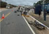 Colisão entre carreta e moto deixa dois feridos na BR-430 em Caetité